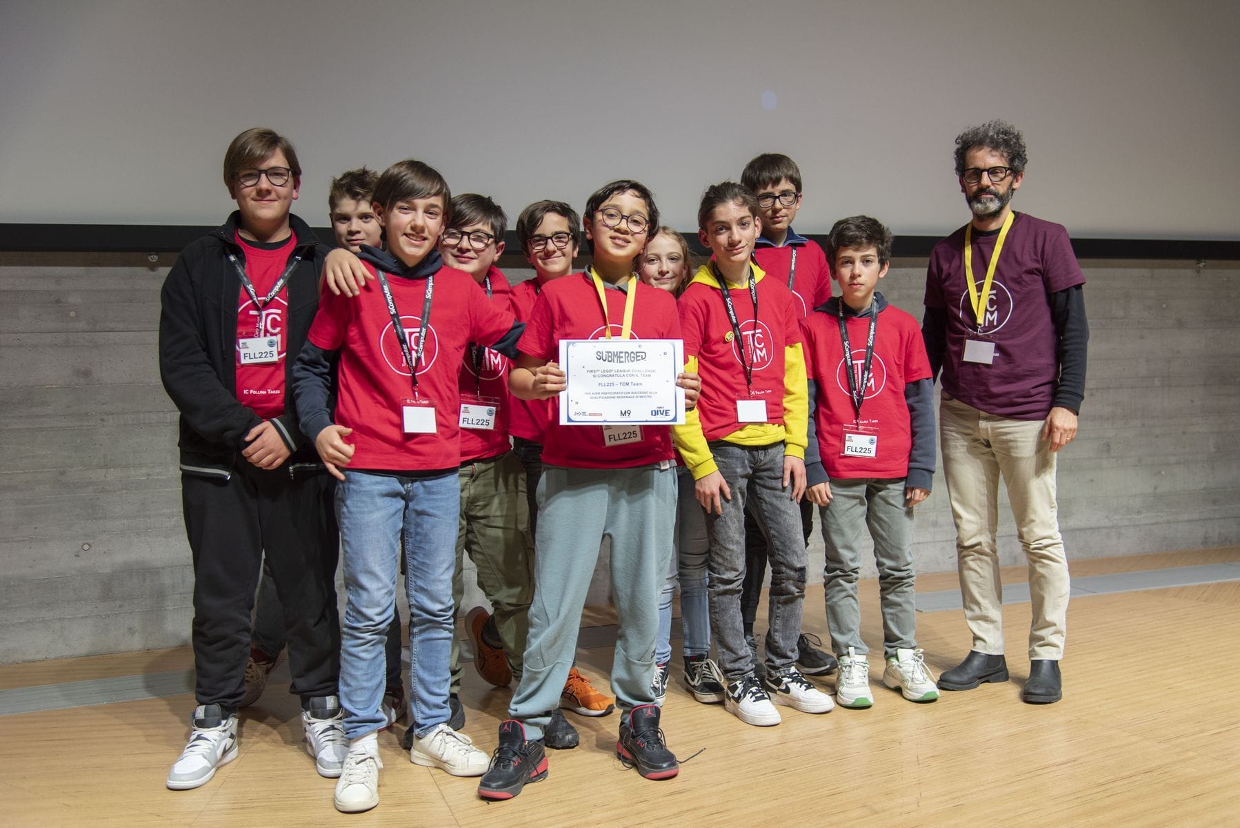 Foto di squadra con attestato