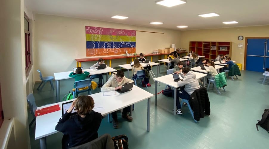 Alunne e alunni concentrati